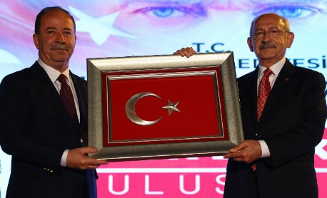 CHP'li başkan Kılıçdaroğlu'nu kürsüye 'Cumhurbaşkanım' diyerek çağırdı!